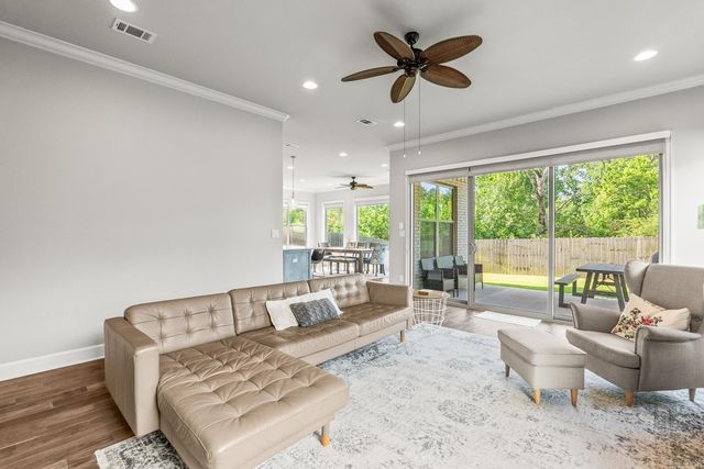 301 Kanis Ridge Dr, Little Rock, AR 72223