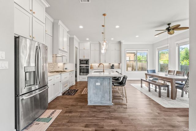 301 Kanis Ridge Dr, Little Rock, AR 72223