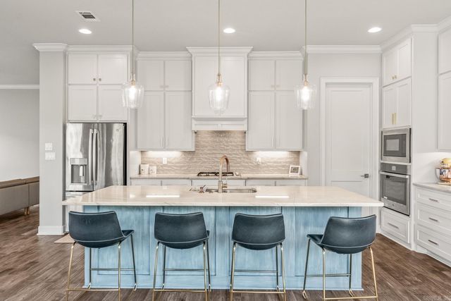 301 Kanis Ridge Dr, Little Rock, AR 72223