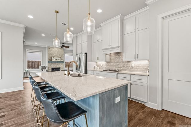 301 Kanis Ridge Dr, Little Rock, AR 72223