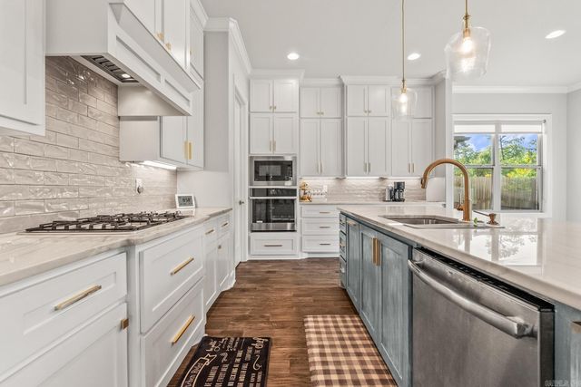 301 Kanis Ridge Dr, Little Rock, AR 72223