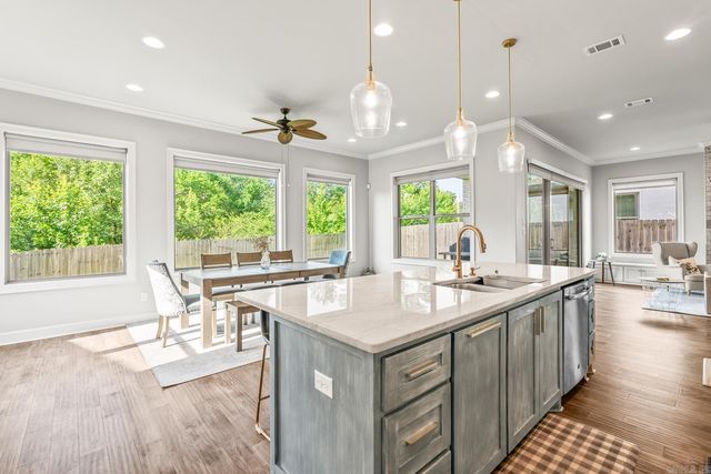 301 Kanis Ridge Dr, Little Rock, AR 72223