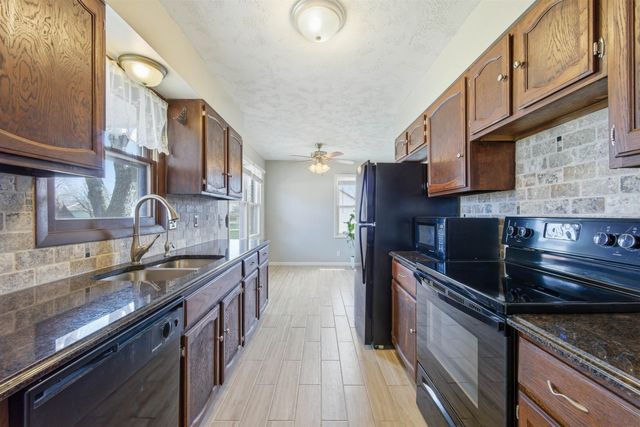 925 E Betsy Ross Dr, Andover, KS 67002