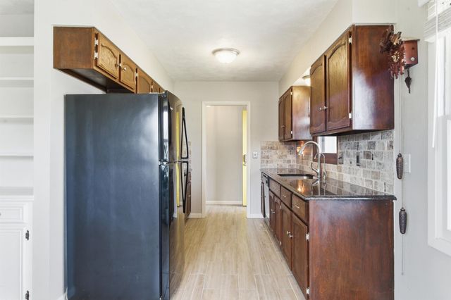 925 E Betsy Ross Dr, Andover, KS 67002