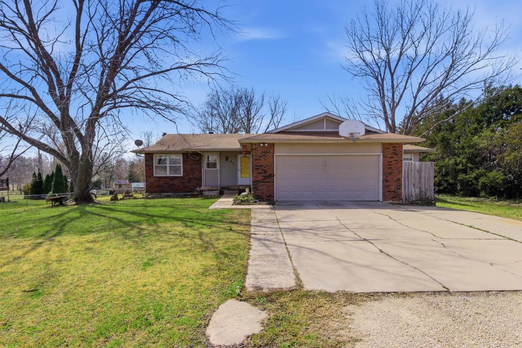 925 E Betsy Ross Dr, Andover, KS 67002