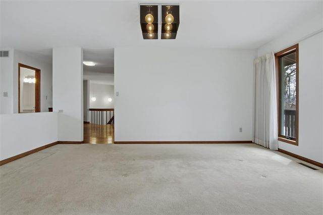 4322 Woodridge Drive, Eau Claire, WI 54701