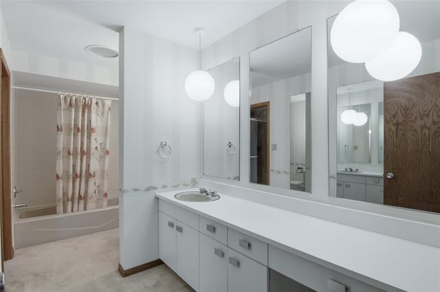 4322 Woodridge Drive, Eau Claire, WI 54701