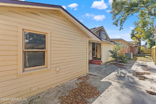 34 N COLLEGE Street, Macclenny, FL 32063