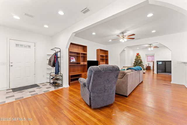 34 N COLLEGE Street, Macclenny, FL 32063