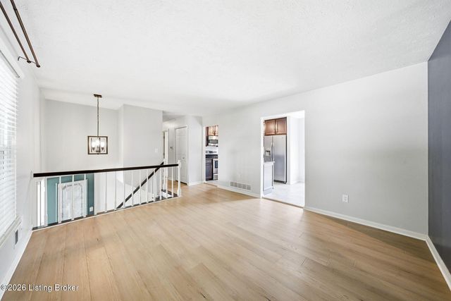 1101 King Arthur Ln, Louisville, KY 40222