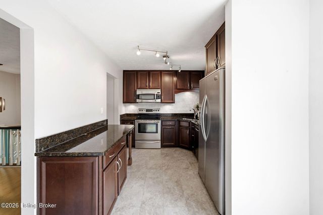1101 King Arthur Ln, Louisville, KY 40222