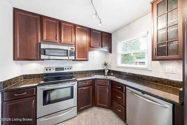 1101 King Arthur Ln, Louisville, KY 40222