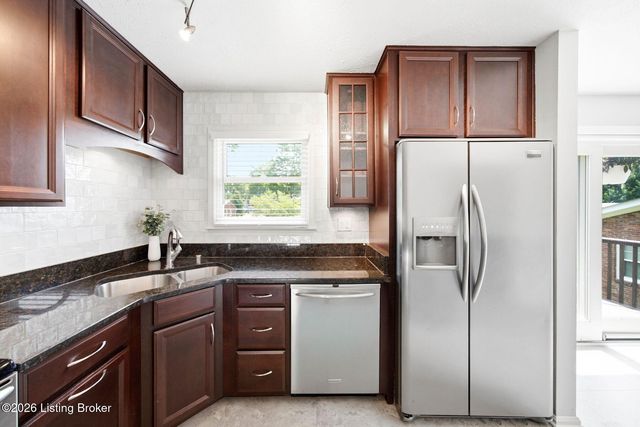 1101 King Arthur Ln, Louisville, KY 40222