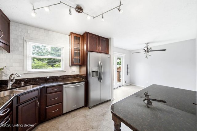1101 King Arthur Ln, Louisville, KY 40222