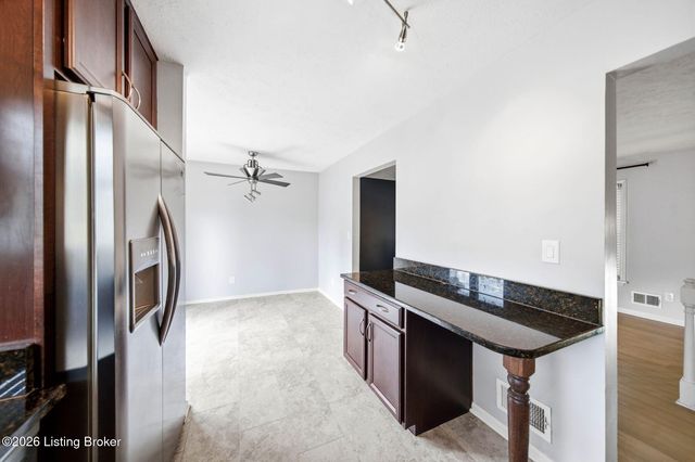 1101 King Arthur Ln, Louisville, KY 40222