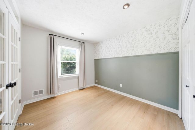 1101 King Arthur Ln, Louisville, KY 40222