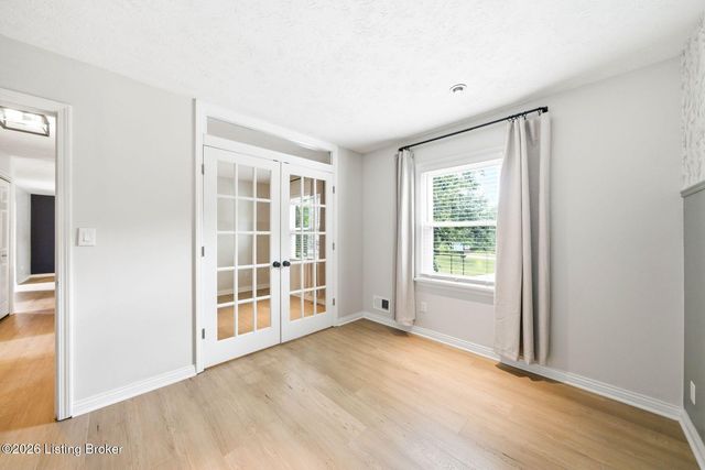 1101 King Arthur Ln, Louisville, KY 40222