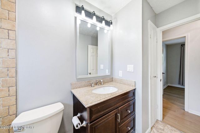 1101 King Arthur Ln, Louisville, KY 40222