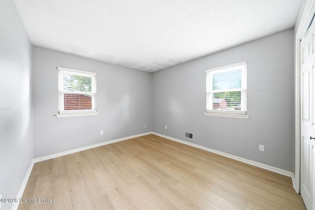 1101 King Arthur Ln, Louisville, KY 40222