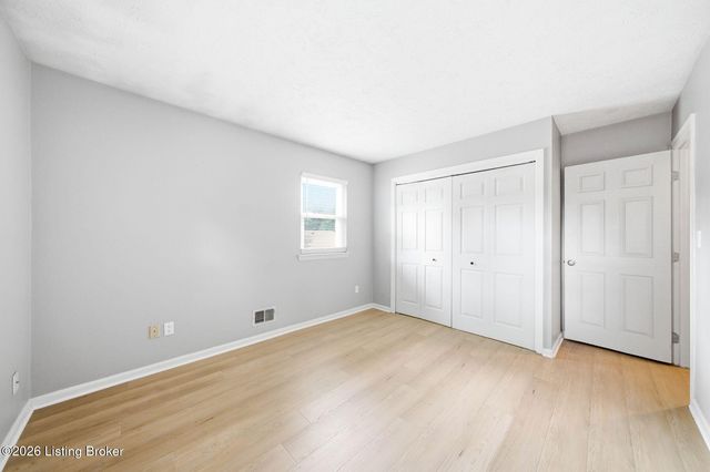 1101 King Arthur Ln, Louisville, KY 40222