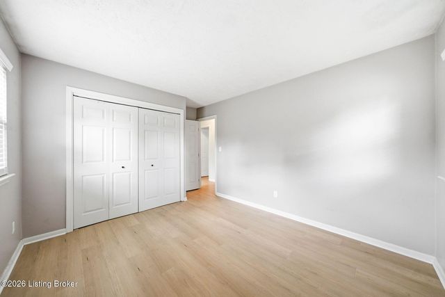 1101 King Arthur Ln, Louisville, KY 40222