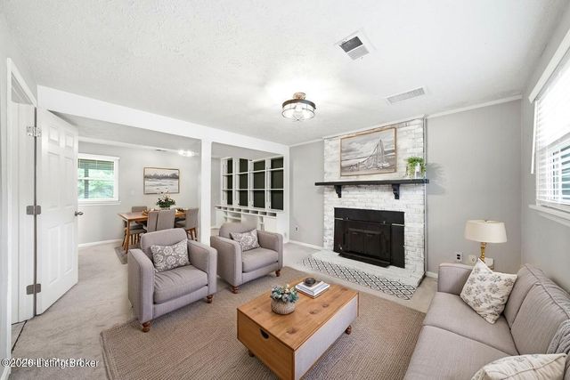 1101 King Arthur Ln, Louisville, KY 40222