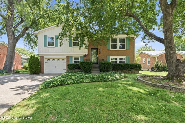 1101 King Arthur Ln, Louisville, KY 40222