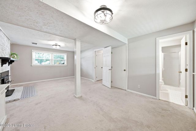 1101 King Arthur Ln, Louisville, KY 40222