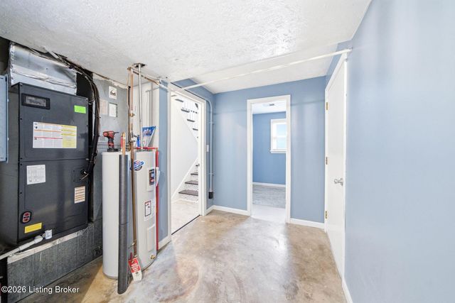 1101 King Arthur Ln, Louisville, KY 40222