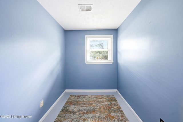 1101 King Arthur Ln, Louisville, KY 40222