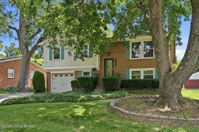 1101 King Arthur Ln, Louisville, KY 40222