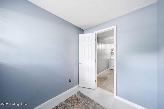 1101 King Arthur Ln, Louisville, KY 40222