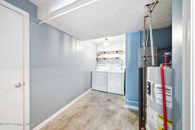 1101 King Arthur Ln, Louisville, KY 40222
