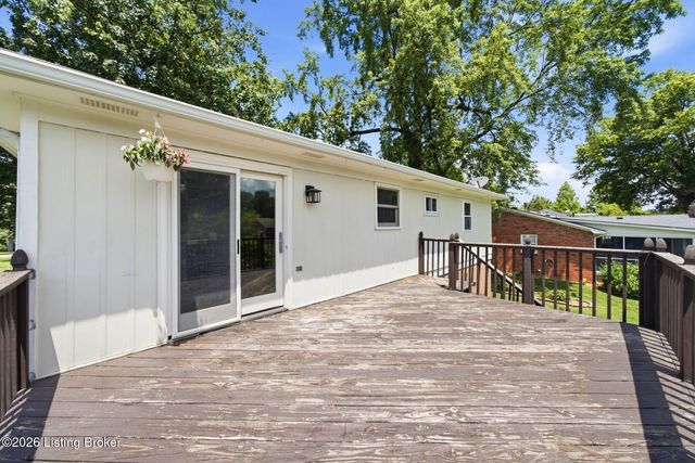 1101 King Arthur Ln, Louisville, KY 40222