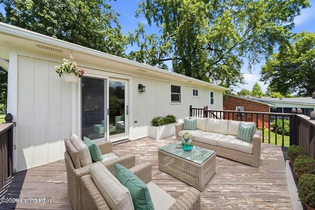 1101 King Arthur Ln, Louisville, KY 40222