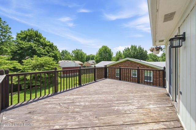 1101 King Arthur Ln, Louisville, KY 40222