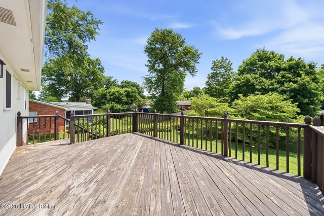 1101 King Arthur Ln, Louisville, KY 40222