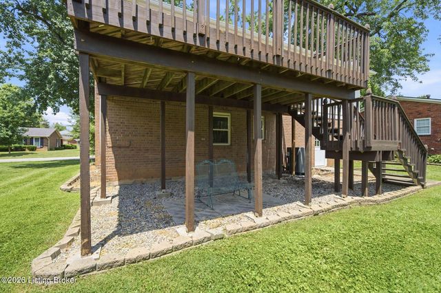 1101 King Arthur Ln, Louisville, KY 40222