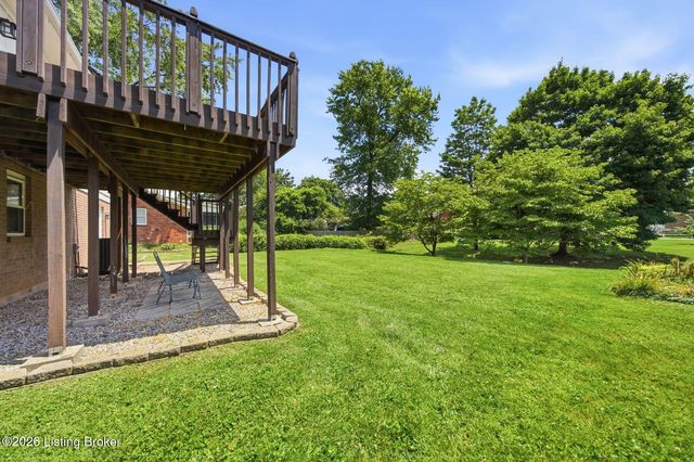 1101 King Arthur Ln, Louisville, KY 40222