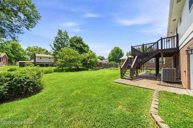 1101 King Arthur Ln, Louisville, KY 40222