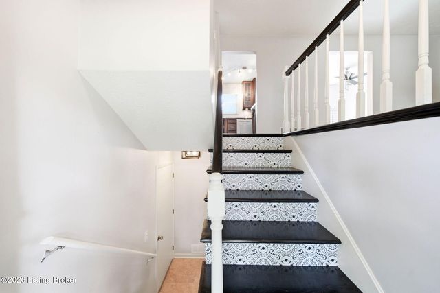 1101 King Arthur Ln, Louisville, KY 40222