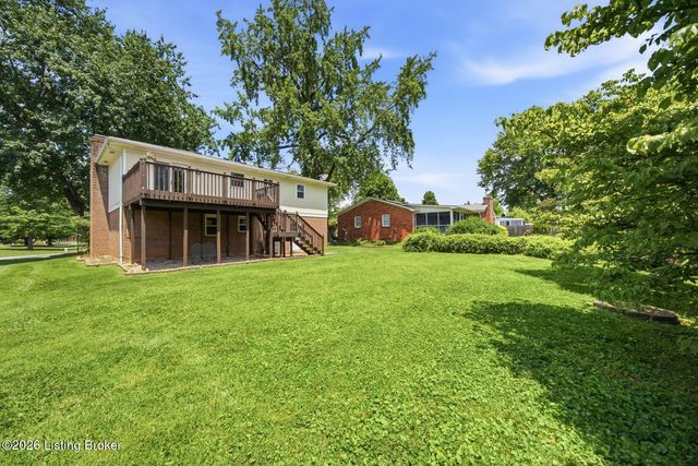 1101 King Arthur Ln, Louisville, KY 40222