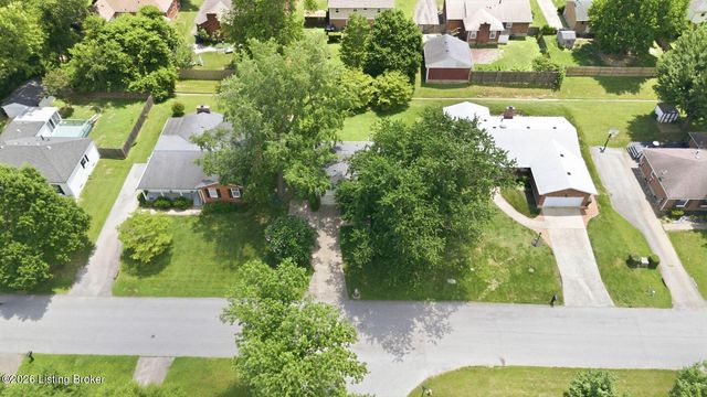 1101 King Arthur Ln, Louisville, KY 40222