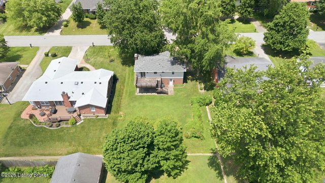 1101 King Arthur Ln, Louisville, KY 40222