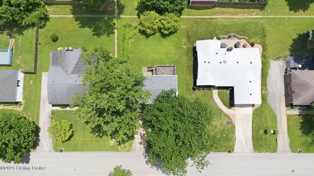 1101 King Arthur Ln, Louisville, KY 40222