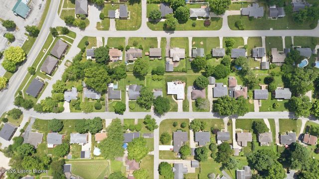 1101 King Arthur Ln, Louisville, KY 40222