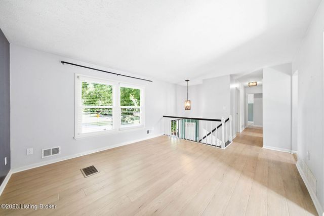 1101 King Arthur Ln, Louisville, KY 40222