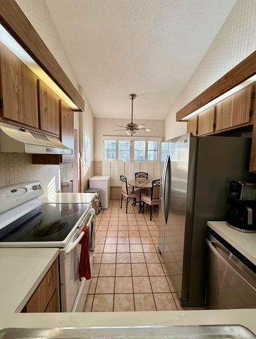 1270 PARKSIDE GREEN Drive D, Greenacres, FL 33415