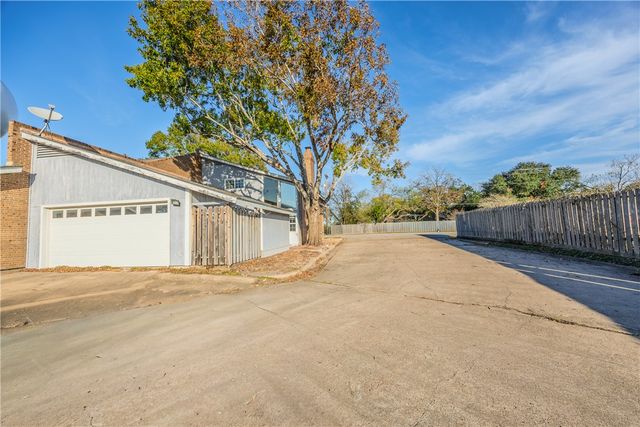 2002 South Lubbock Street, Brenham, TX 77833