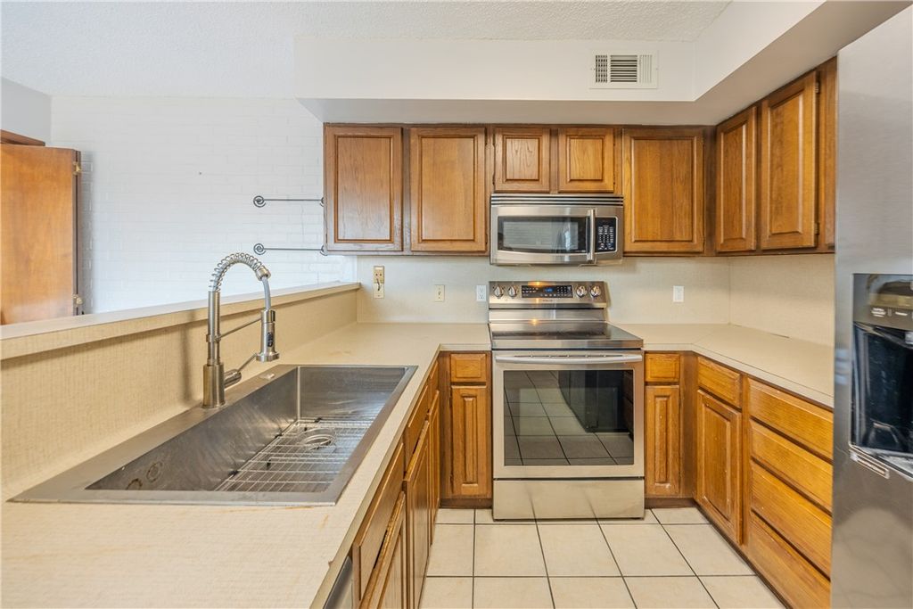 2002 South Lubbock Street, Brenham, TX 77833 — photo 4